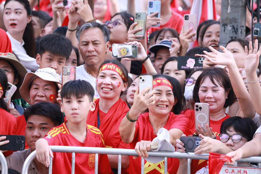 Người dân hào hứng cổ vũ các chiến sĩ Công an nhân dân trong khối diễu binh. 19.jpg