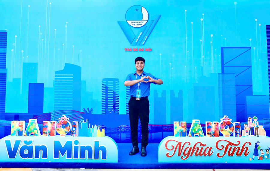 Thầy Nguyễn Anh Tuấn luôn tích cực tham gia nhiều hoạt động Đoàn và phong trào thanh niên của Thủ đô. Ảnh: NVCC.