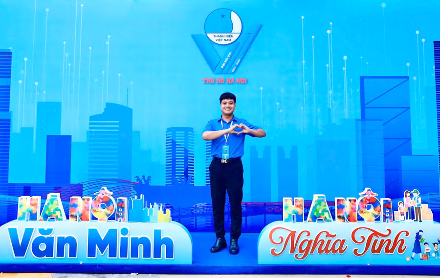 Thầy Nguyễn Anh Tuấn luôn tích cực tham gia nhiều hoạt động Đoàn và phong trào thanh niên của Thủ đô. Ảnh: NVCC.