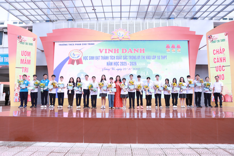 Lãnh đạo phường Giảng Võ và nhà trường tặng hoa chúc mừng các em học sinh xuất sắc thi vào lớp 10 năm 2025. Ảnh: Đình Tuệ. 4.jpg