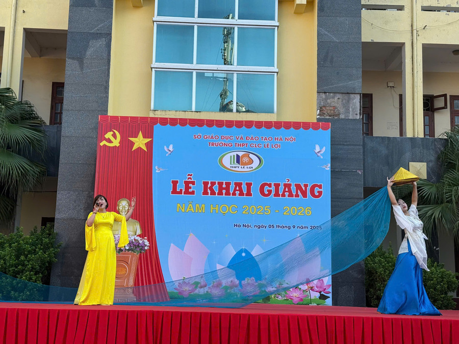 Những tiết mục văn nghệ của các thầy cô giáo đem lại bầu không khí phấn khởi cho buổi lễ khai giảng. loi-7.jpg