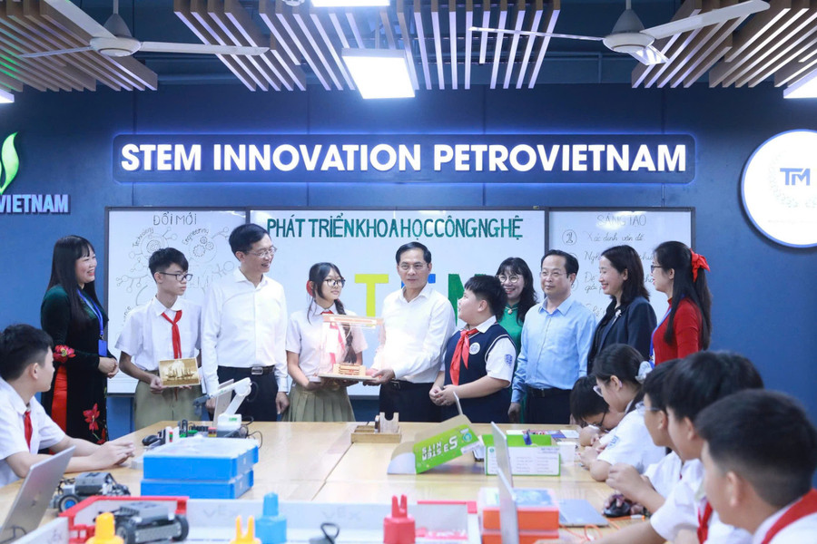 Phó Thủ tướng Bùi Thanh Sơn và đoàn công tác tham quan Phòng thực hành Giáo dục STEM tại Trường THCS Tây Mỗ 3. Ảnh: Đình Tuệ. stem-1.jpg