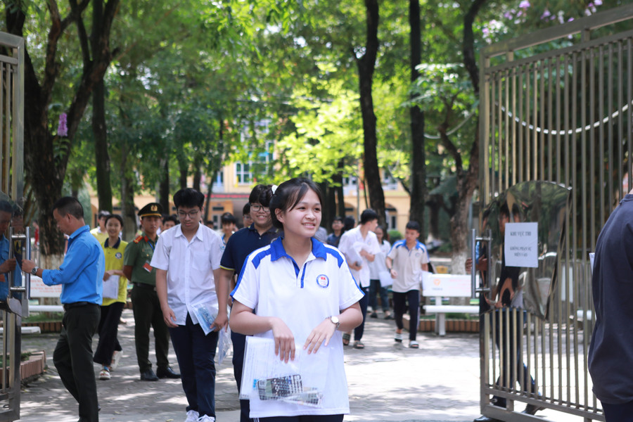 Thí sinh tại điểm thi Trường THCS An Khánh, huyện Hoài Đức kết thúc bài thi môn Toán sáng 8/6. Ảnh: Đình Tuệ. 5-2981.jpg