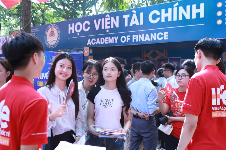 Các thí sinh tới tìm hiểu thông tin xét tuyển năm 2025 của Học viện Tài chính sáng 19/7. Ảnh: Đình Tuệ. 