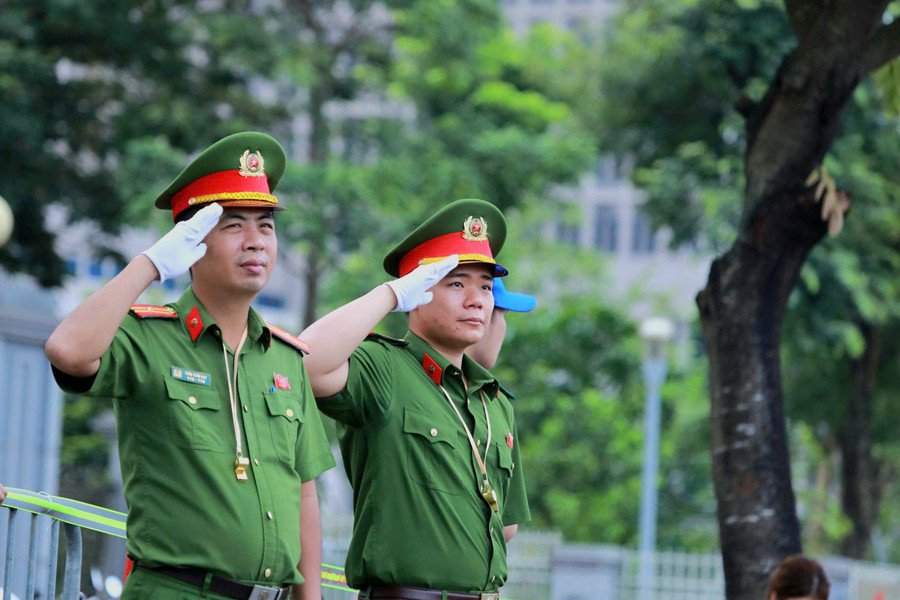 Các chiến sĩ Công an TP Hà Nội chào nghiêm trang khi biên đội máy bay trực thăng mang theo lá cờ Đảng, cờ Tổ quốc bay qua khu vực Mỹ Đình trong buổi tổng duyệt A80. a1.jpg