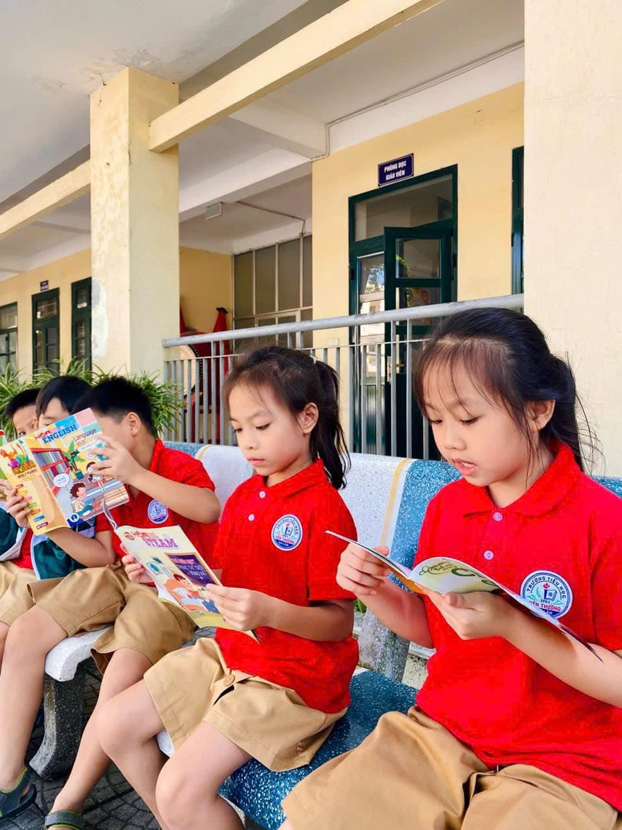 Học sinh Trường Tiểu học Yên Thường cùng nhau đọc sách tại sân trường. ts-4.jpg