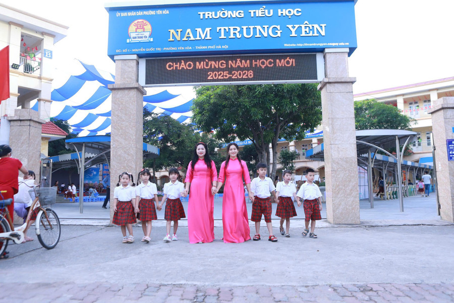 Cô trò Trường Tiểu học Nam Trung Yên (Yên Hòa, Hà Nội) tự tin bước vào năm học mới. 55.jpg