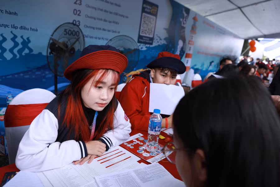 Các thí sinh tới nghe tư vấn tuyển sinh năm 2025 tại Đại học Bách khoa Hà Nội sáng 16/3. Ảnh: Khôi Nguyên.