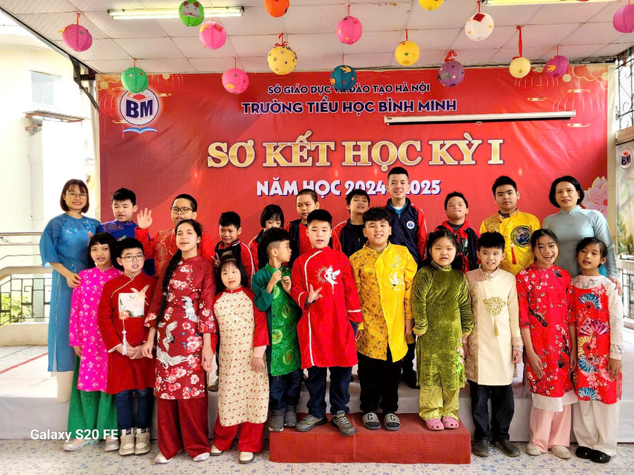 Cô Thu Nga (bìa trái) và học trò trong lễ sơ kết kỳ 1 năm học 2024-2025. nga5.jpg