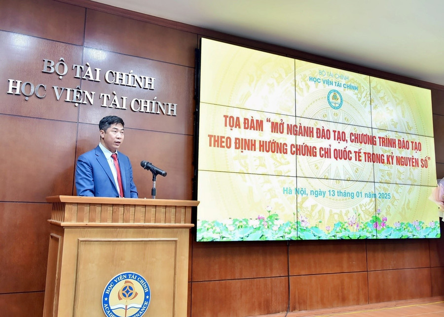 NGƯT.PGS.TS Nguyễn Đào Tùng chia sẻ tại tọa đàm. 