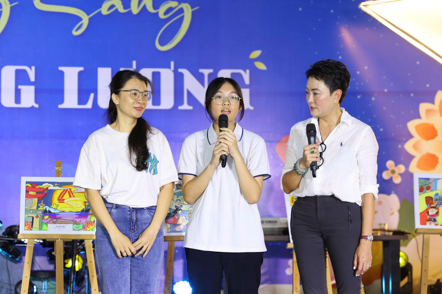 Những thông điệp về tình yêu thương, sự sẻ chia được các em học sinh muốn gửi gắm qua từng bức tranh vẽ. tv-7.jpg