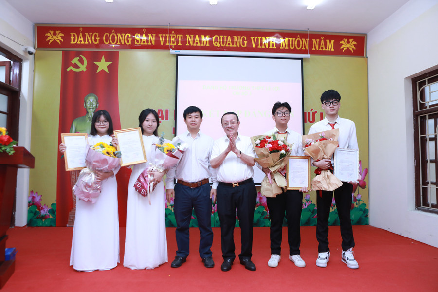 4 quần chúng ưu tú được Chi bộ 3, Đảng bộ Trường THPT Lê Lợi kết nạp vào Đảng. a1.jpg
