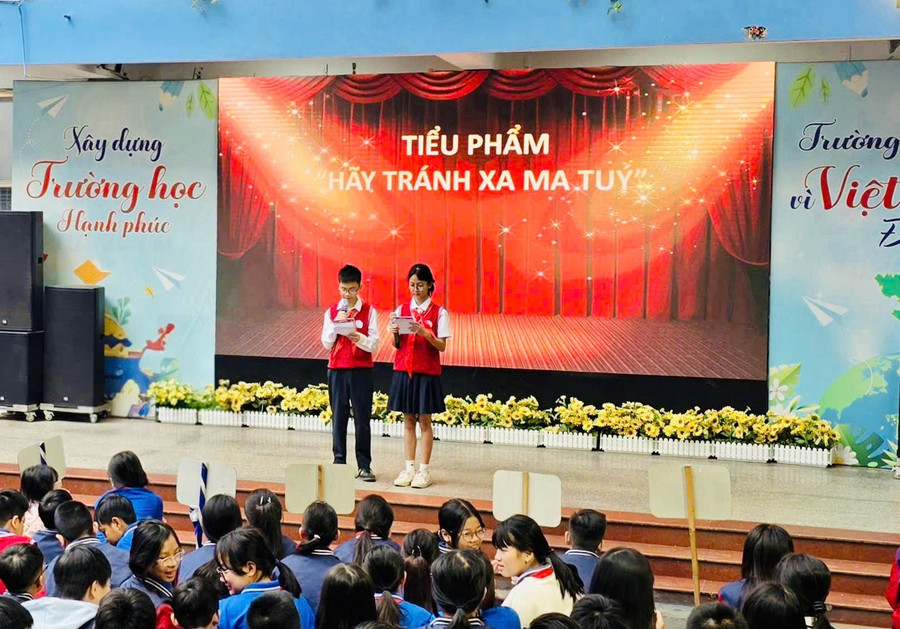 Học sinh đóng tiểu phẩm để lan tỏa thông điệp "Hãy tránh xa ma túy".