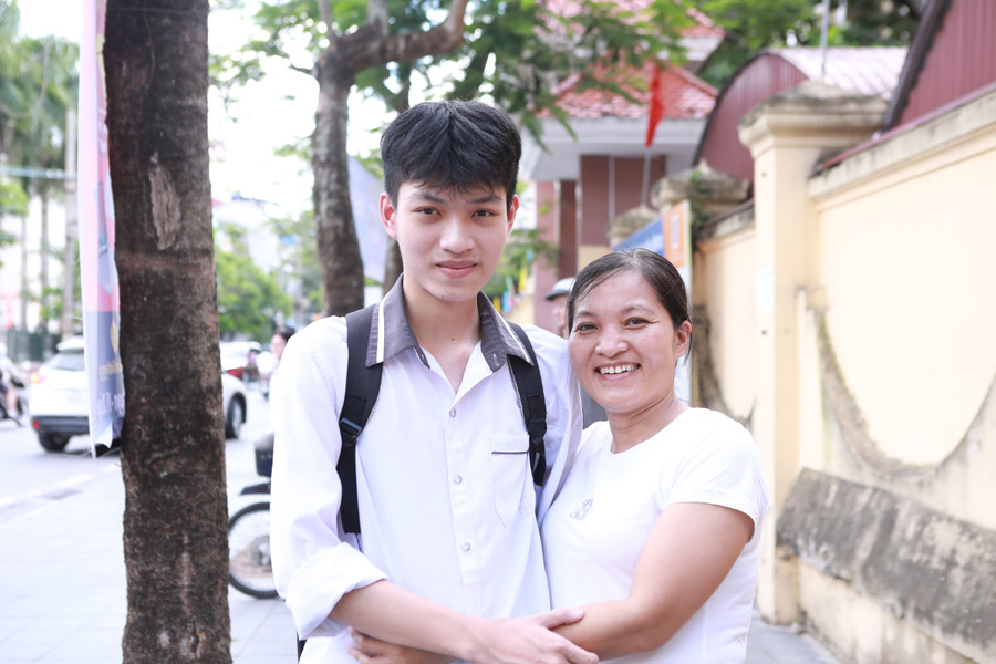 Nam sinh Đào Quang Hướng tại điểm thi Trường THPT Chuyên Lê Hồng Phong (Ninh Bình) chia sẻ niềm vui với mẹ sau giờ thi Ngữ văn sáng 26/6. Ảnh: Đình Tuệ. 1-7262.jpg