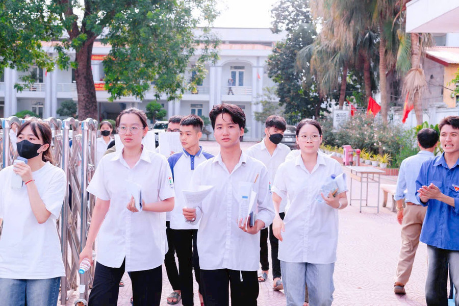 Các thí sinh của Hà Nội tham dự Kỳ thi tuyển sinh vào lớp 10 THPT năm 2025. Ảnh: Đình Tuệ. bat-bat-1.jpg