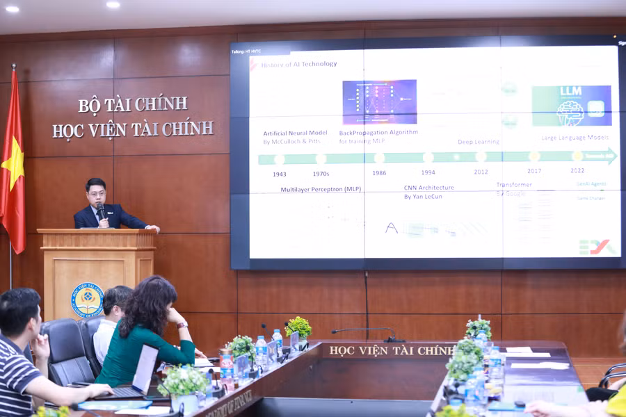 Diễn giả Đào Hữu Hùng chia sẻ nhiều thông tin hữu ích tại hội thảo.