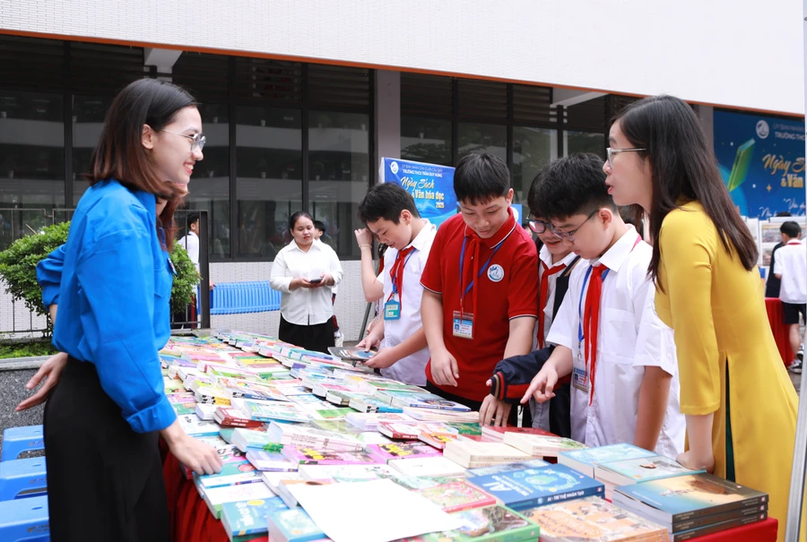 Học sinh Trường THCS Trần Duy Hưng - ngôi trường vừa được xây dựng tại quận Cầu Giấy (Hà Nội) tham gia ngày hội sách năm 2025. Ảnh: Đình Tuệ.