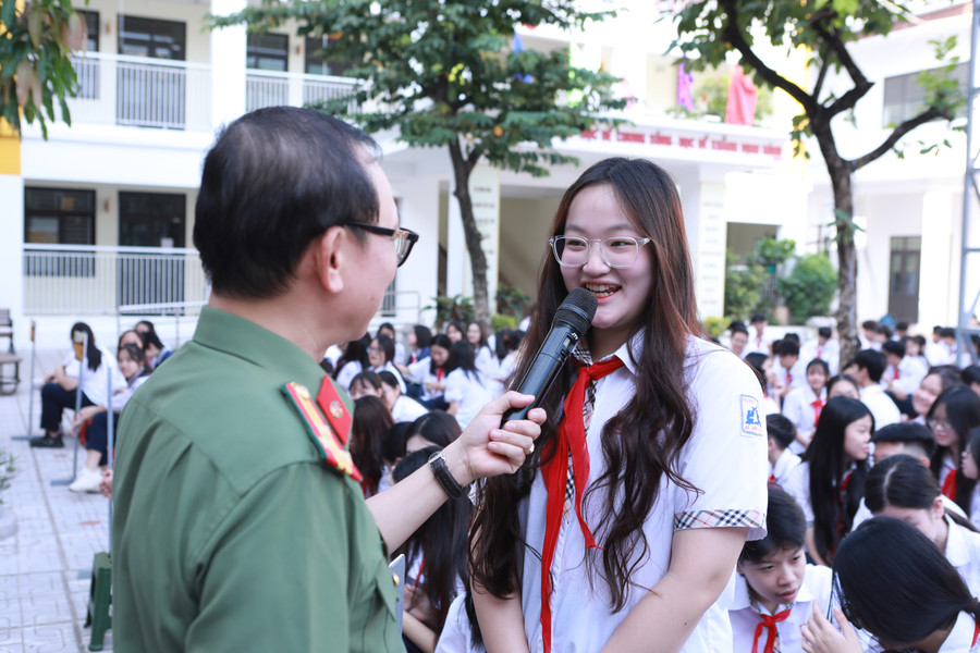 Diễn giả hỏi học sinh về cách ứng xử khi có một tài khoản lạ muốn kết bạn qua mạng. 11.jpg