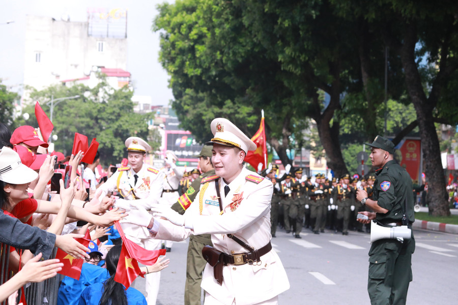 Sự xuất hiện của các chiến sĩ khối Công an nhân dân nhận được sự chào đón nồng nhiệt từ người dân. 3.jpg