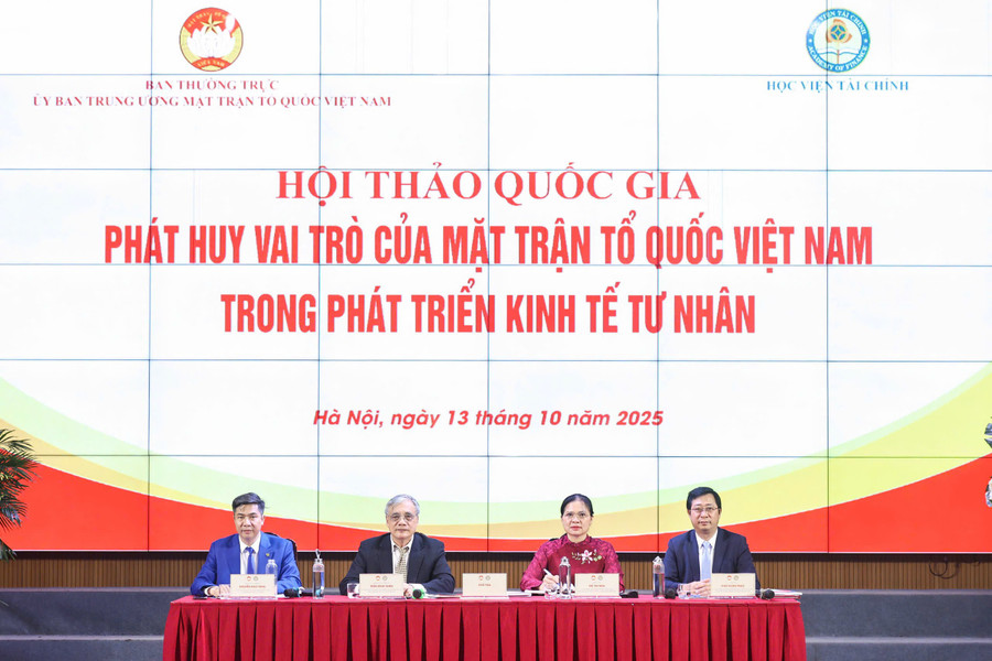 Ban tổ chức chủ trì hội thảo. tai-1.jpg
