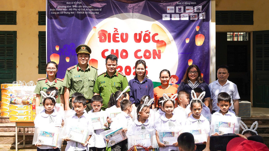 Trường Lương Thế Vinh phối hợp với một số đơn vị tổ chức Chương trình "Điều ước cho con" cho học sinh tại Trường Tiểu học và THCS Bắc Phong - tỉnh Phú Thọ. ltv-14.jpg