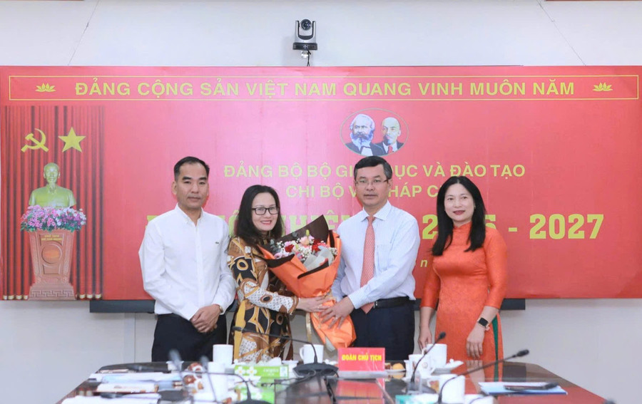 Thứ trưởng Nguyễn Văn Phúc chúc mừng BCH Chi bộ Vụ Pháp chế nhiệm kỳ 2025-2027 gồm: Bà Mai Thị Anh (thứ 2 từ trái sang) - Bí thư Chi bộ, Vụ trưởng; bà Nghiêm Thị Hồng Vân - Phó Bí thư Chi bộ, Phó Vụ trưởng; ông Đào Hồng Cường - Chi ủy viên, Phó Vụ trưởng. dai-hoi-1.jpg