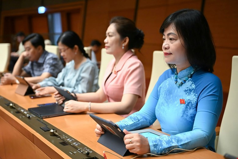 Các đại biểu tham dự phiên thảo luận tại hội trường về các dự thảo nghị quyết của Quốc hội về miễn học phí và phổ cập GDMN. Ảnh: Quochoi.vn. thao-luan.jpg
