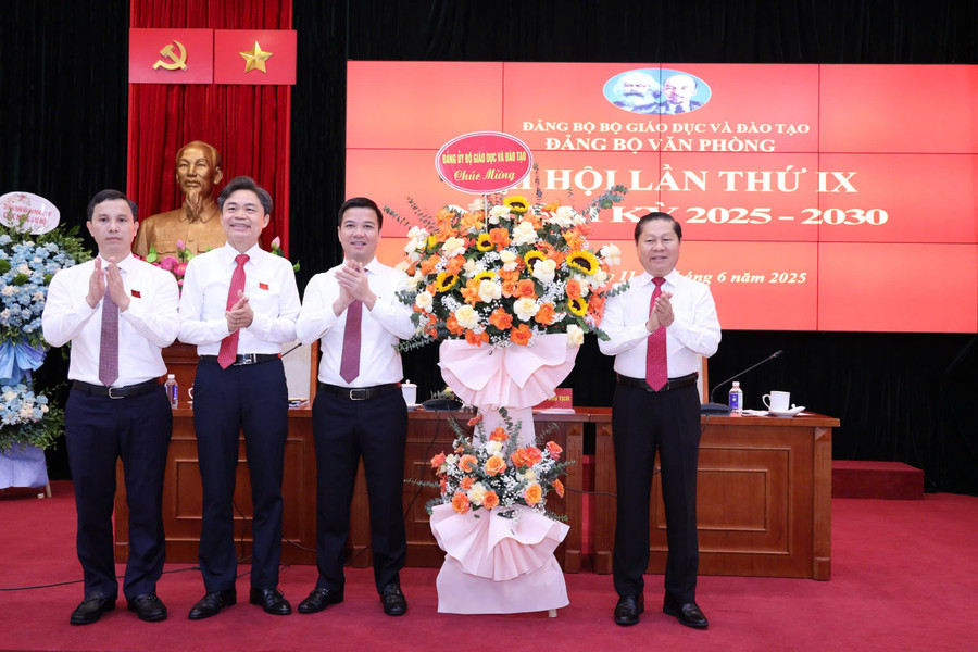 Thứ trưởng Lê Tấn Dũng (phải) tặng hoa chúc mừng thành công Đại hội lần thứ IX nhiệm kỳ 2025-2030 của Đảng bộ Văn phòng Bộ GD&ĐT. 11.jpg