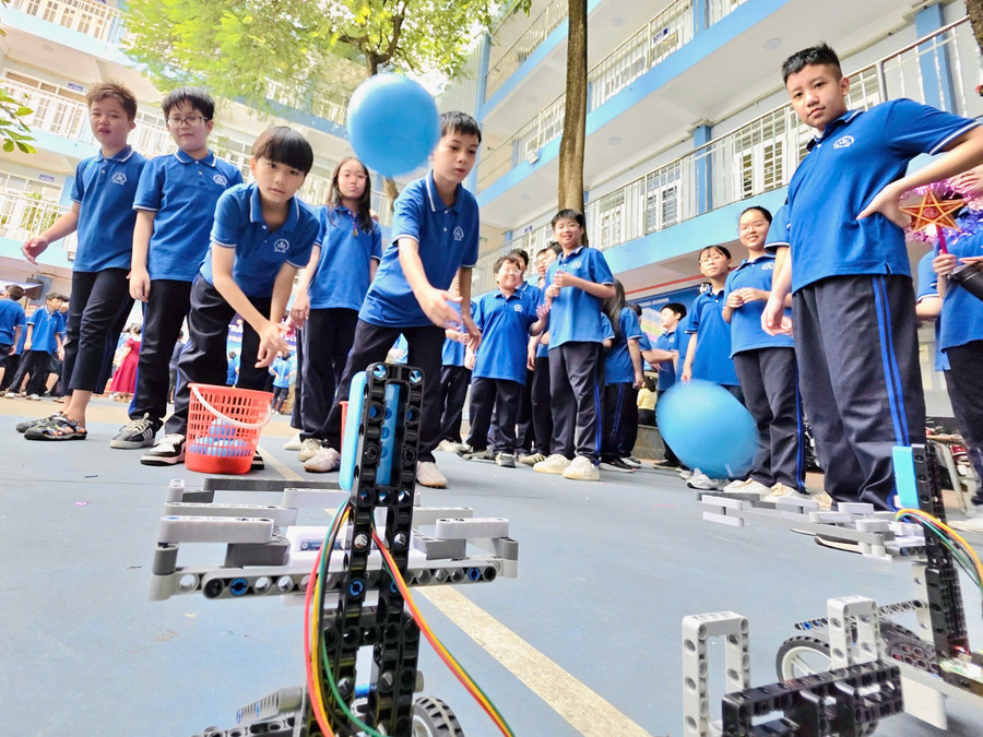 Học sinh được làm quen với một số mô hình robot thông minh. duong-1.jpg