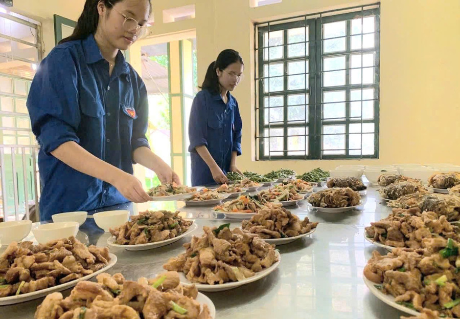 Những món ăn ngon, bổ dưỡng được các tình nguyện viên chuẩn bị chu đáo để hỗ trợ thí sinh trong suốt kỳ thi. Ảnh: NVCC.