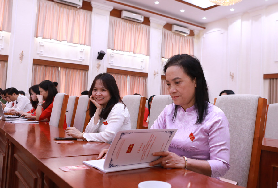 Đại biểu nghiên cứu văn kiện của Đại hội. 7.jpg