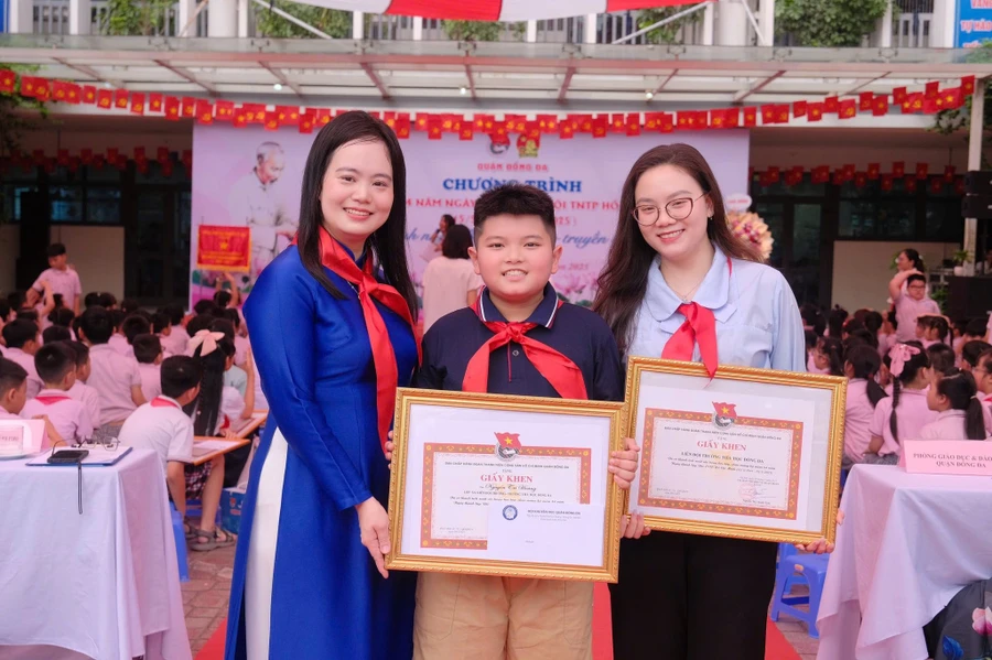 Liên đội Trường Tiểu học Đống Đa được Quận Đoàn Đống Đa khen thưởng vì đạt thành tích cao.