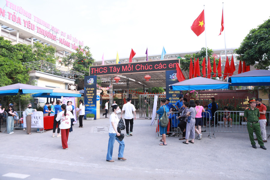 Tại Trường THCS Tây Mỗ, quận Nam Từ Liêm, công tác đảm bảo an ninh được thắt chặt ngay từ cổng trường. 5.jpg