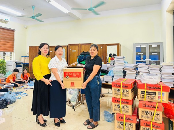 Phụ huynh Trường THCS Tây Đằng đến tận trường gửi tặng 100 cuốn vở để gửi đến trẻ em vùng lũ.