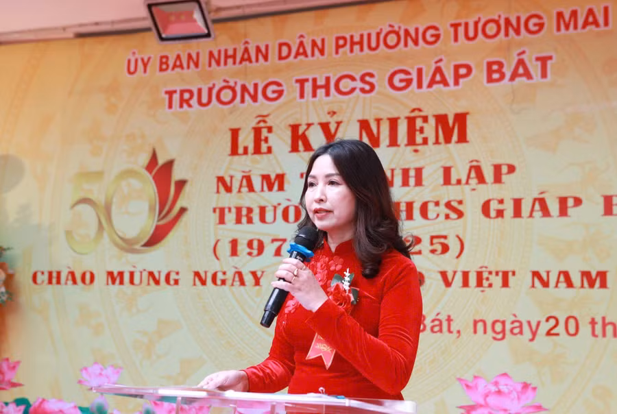 Nhà giáo ưu tú Đỗ Thu Hà phát biểu tại buổi lễ. 