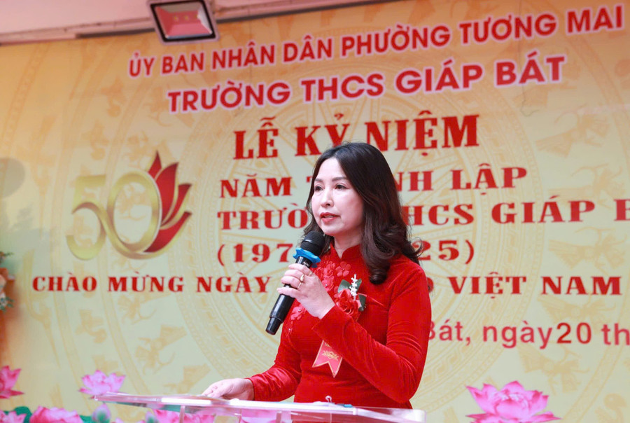 Nhà giáo ưu tú Đỗ Thu Hà phát biểu tại buổi lễ. 