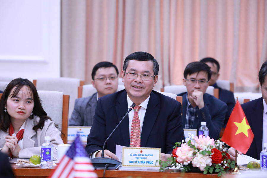 Thứ trưởng Bộ GD&ĐT Nguyễn Văn Phúc chủ trì buổi làm việc với đoàn Đại sứ quán Hoa Kỳ tại Việt Nam và một số đại học Hoa Kỳ chiều 31/3. Ảnh: Đình Tuệ.
