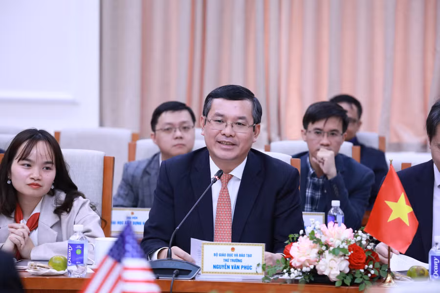 Thứ trưởng Bộ GD&ĐT Nguyễn Văn Phúc chủ trì buổi làm việc với đoàn Đại sứ quán Hoa Kỳ tại Việt Nam và một số đại học Hoa Kỳ chiều 31/3. Ảnh: Đình Tuệ.