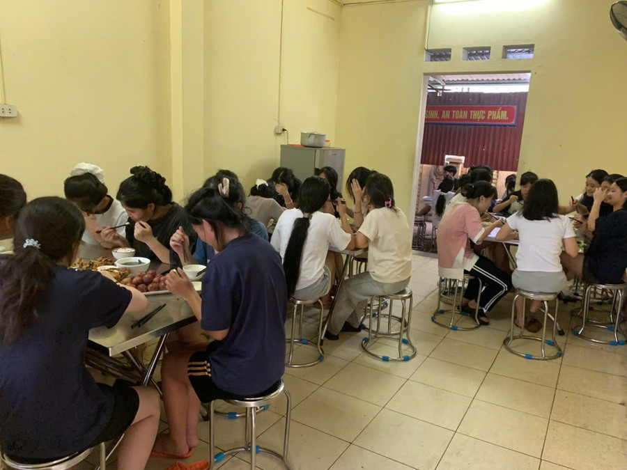 Các em được bố trí chỗ ăn, chỗ nghỉ trong suốt ba ngày từ 25 - 27/6. Ảnh: NVCC. com-6.jpg