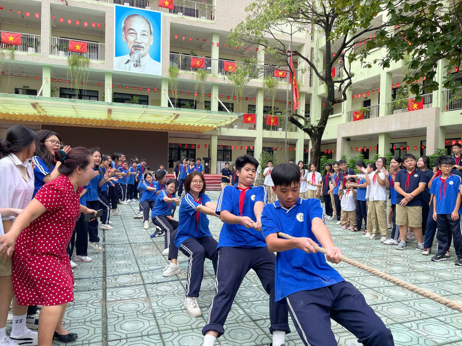 Trước đó, học sinh Trường THCS Thái Thịnh tham gia cuộc thi Kéo co. thai-6.jpg