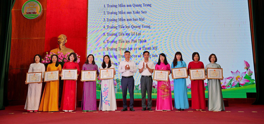 Các tập thể/cá nhân đạt thành tích xuất sắc được lãnh đạo thị xã khen thưởng. Ảnh: Phòng GD&ĐT Sơn Tây cung cấp. son-tay-3.jpg