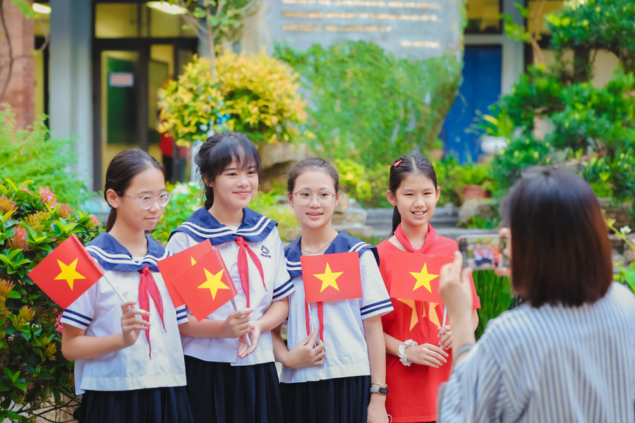 Phụ huynh lưu lại những khoảnh khắc đáng nhớ của các con tại lễ khai giảng năm học mới 2025-2026. 