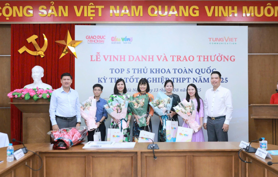 Đại diện 5 trường THPT có học sinh đạt tốp 5 thủ khoa toàn quốc được vinh danh. Ảnh: Đình Tuệ. vinh-danh.jpg