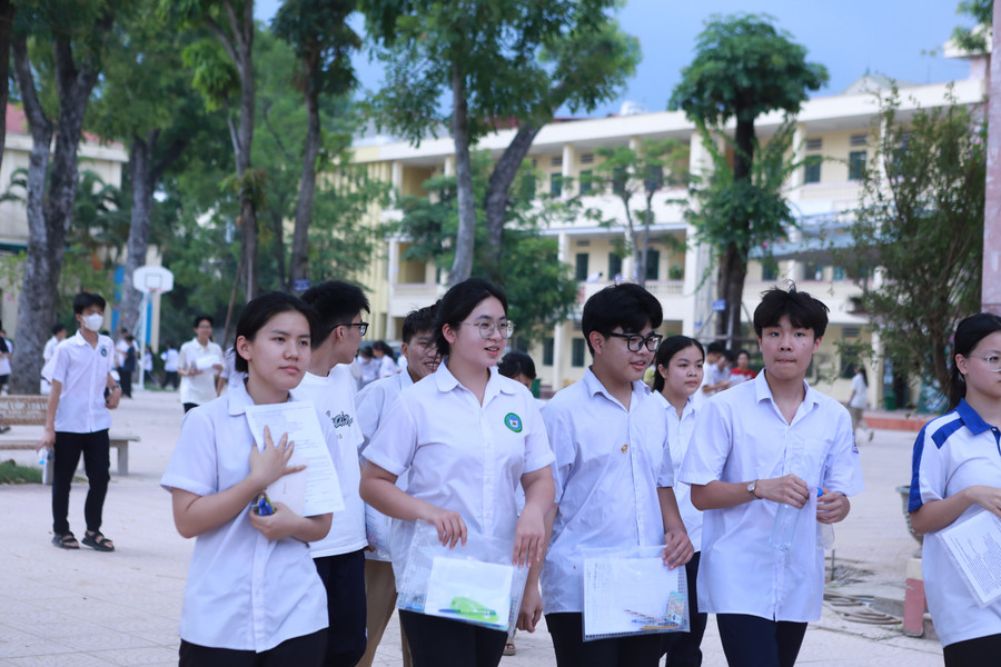 Các thí sinh ra về với tâm trạng dễ chịu. Ảnh: Đình Tuệ. 4-1091.jpg