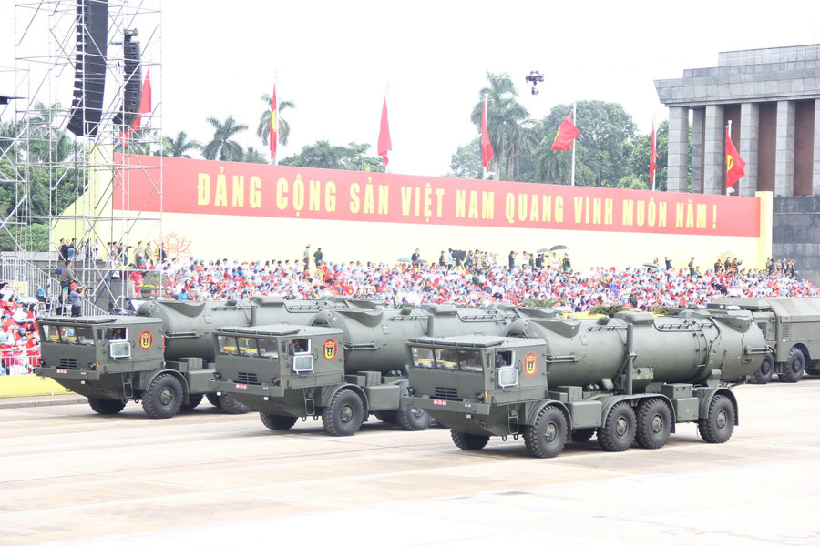 Sự xuất hiện của dàn xe quân sự thu hút chú ý của người dân. d4.jpg