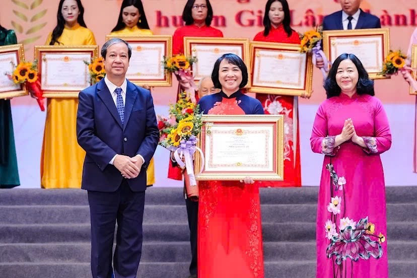 Nhà giáo Lê Thị Hà được Bộ trưởng GD&ĐT Nguyễn Kim Sơn và Bí thư Thành ủy Hà Nội Bùi Thị Minh Hoài trao tặng danh hiệu cao quý Nhà giáo ưu tú. le-ha.jpg