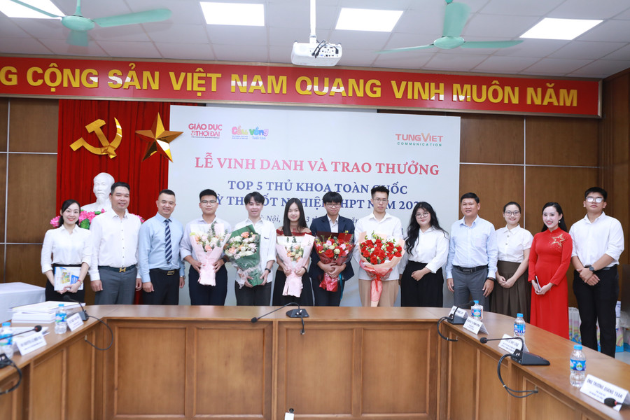 Tốp 5 thủ khoa toàn quốc Kỳ thi tốt nghiệp THPT năm 2025 chụp ảnh cùng ban tổ chức. Ảnh: Đình Tuệ. 12.jpg