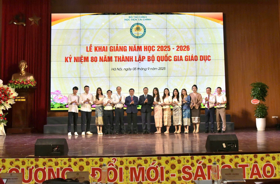 Lãnh đạo Học viện Tài chính chụp ảnh cùng sinh viên Lào đang học tại Học viện. tc-3.jpg