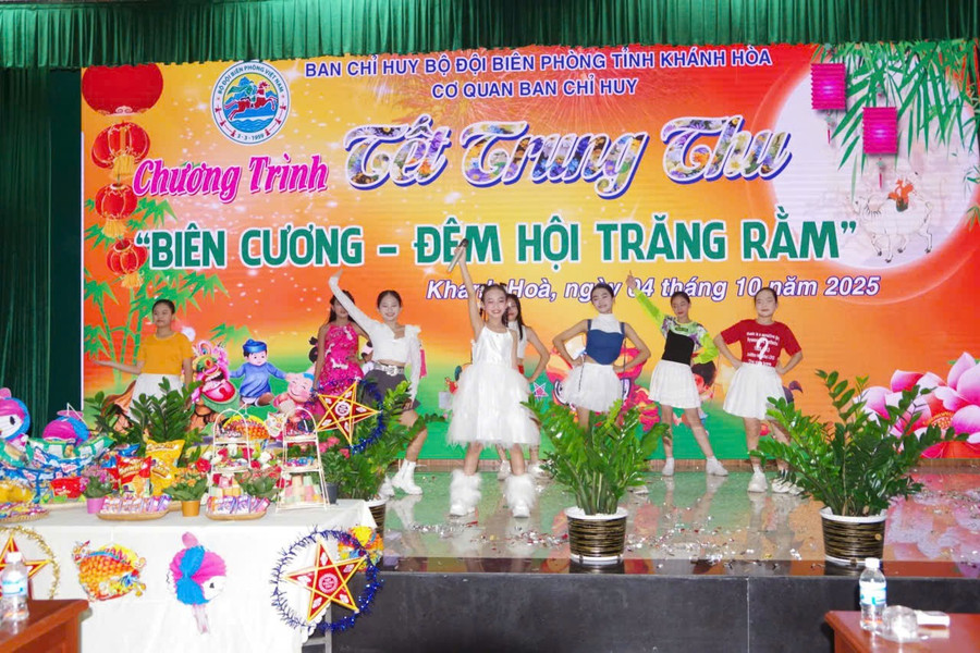 Trẻ được thưởng thức những tiết mục văn nghệ sôi động tại chương trình. bp-3.jpg