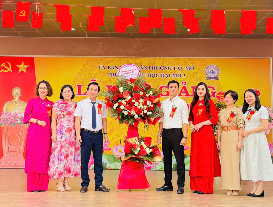 Ban đại diện cha mẹ học sinh tặng hoa chúc mừng Trường Tiểu học Đại Mỗ 3 (Tây Mỗ, Hà Nội) nhân dịp khai giảng năm học mới.